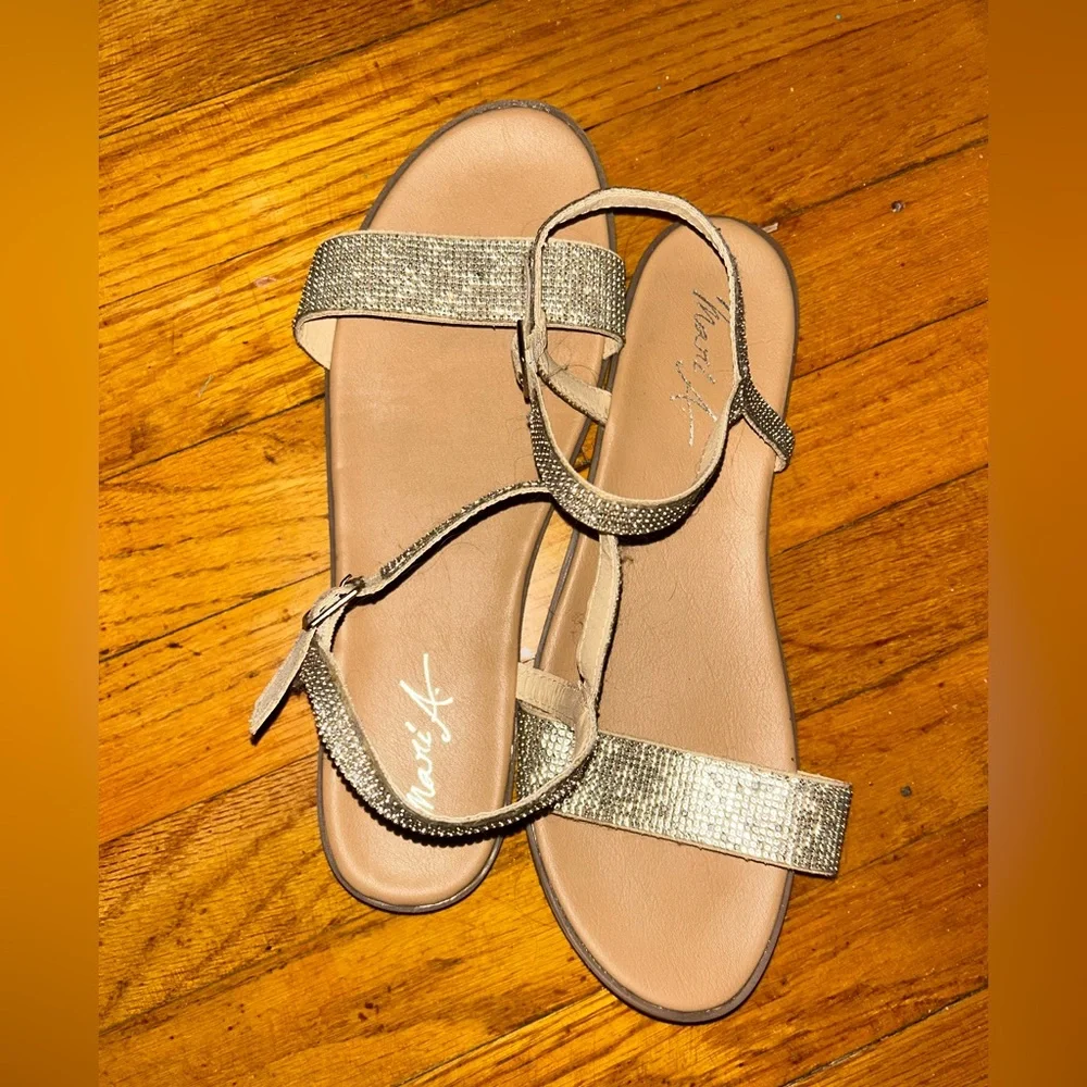 Strapped Flats - Picture 2 of 4